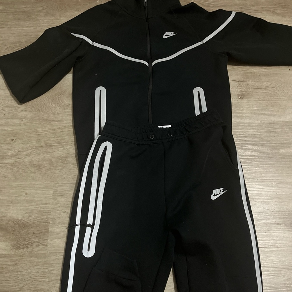 Black reflective nike tech